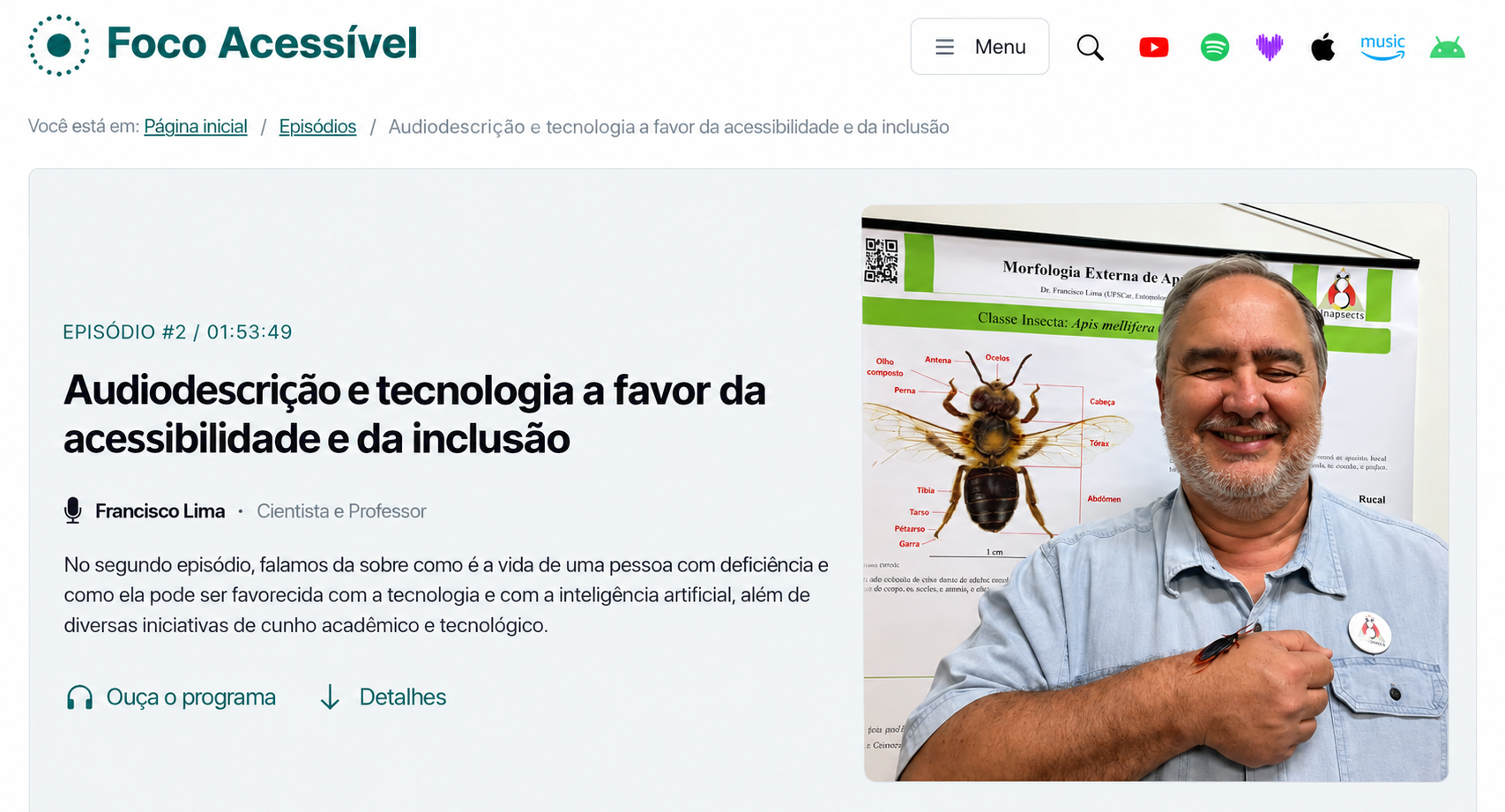 Captura do site Foco Acessível, com a matéria “Audiodescrição e tecnologia a favor da acessibilidade e da inclusão” e fotografia de Francisco segurando um modelo ampliado de inseto.
