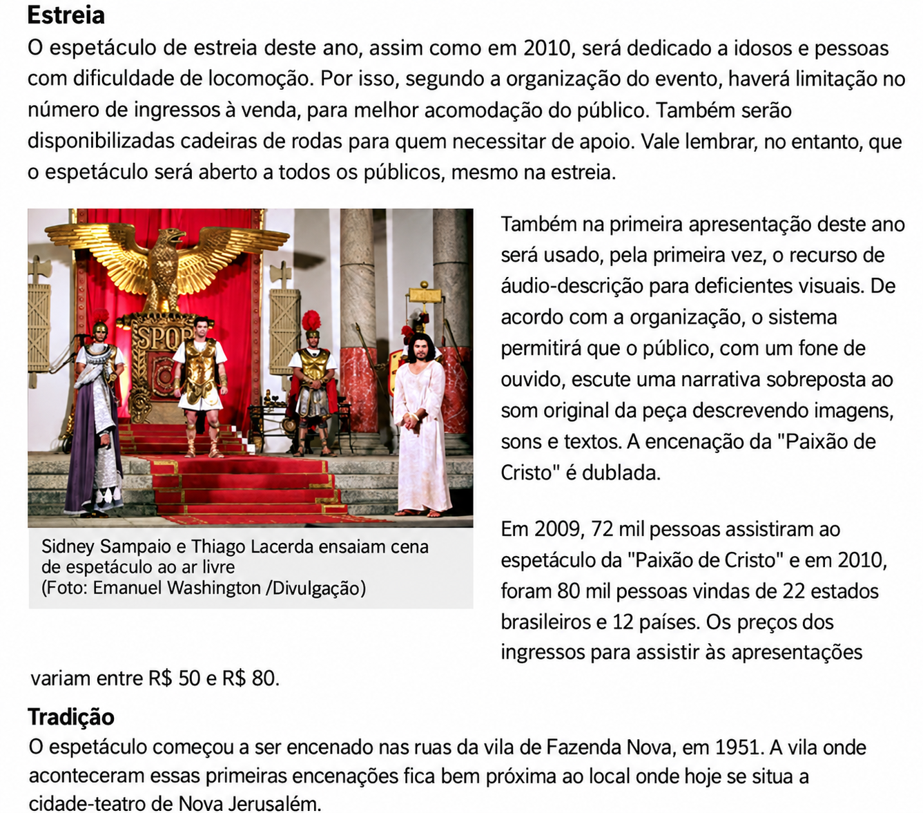 Captura de uma página jornalística sobre a estreia da Paixão de Cristo. O texto informa a dedicação do espetáculo a pessoas idosas e com dificuldade de locomoção e registra o uso, pela primeira vez, de áudio-descrição para pessoas com deficiência visual. À esquerda, uma fotografia mostra atores caracterizados diante de um cenário com escadaria e águia dourada.